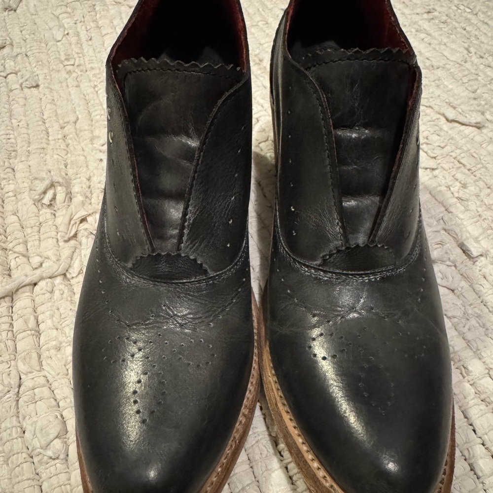 Stylish Black Leather Women's Shoes - Picture 3 of 5